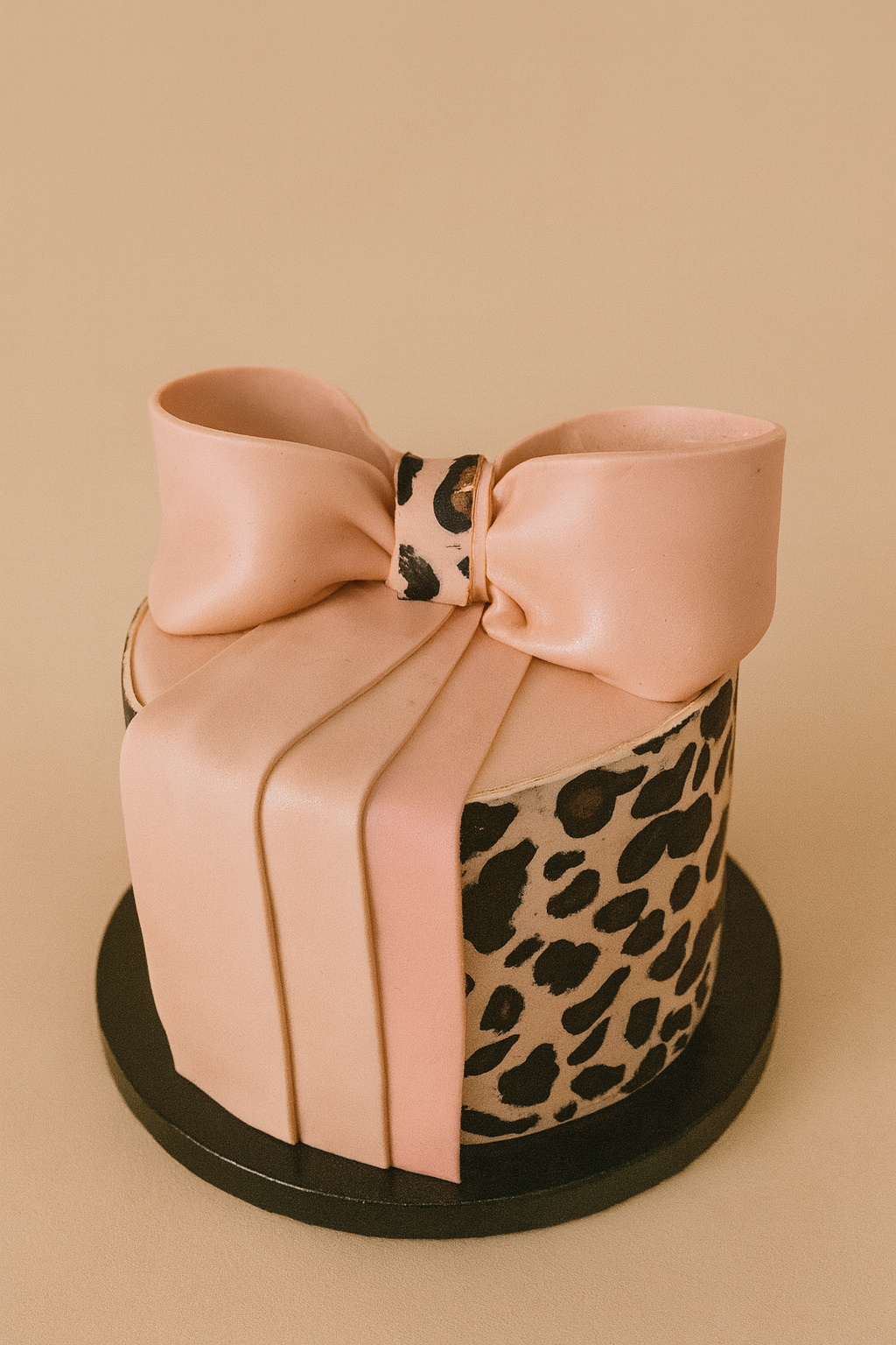 Custom Signature Cake – Elegant Designs with Ganache or Fondant Finish